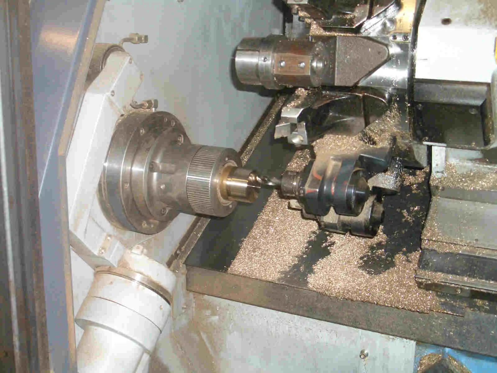 Bearbeitung eines Messingteils in einer CNC-Drehmaschine