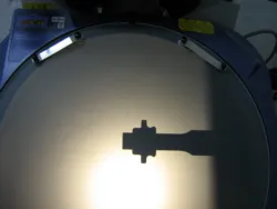 Schattenbild eines Drehteils auf dem Projektionsschirm